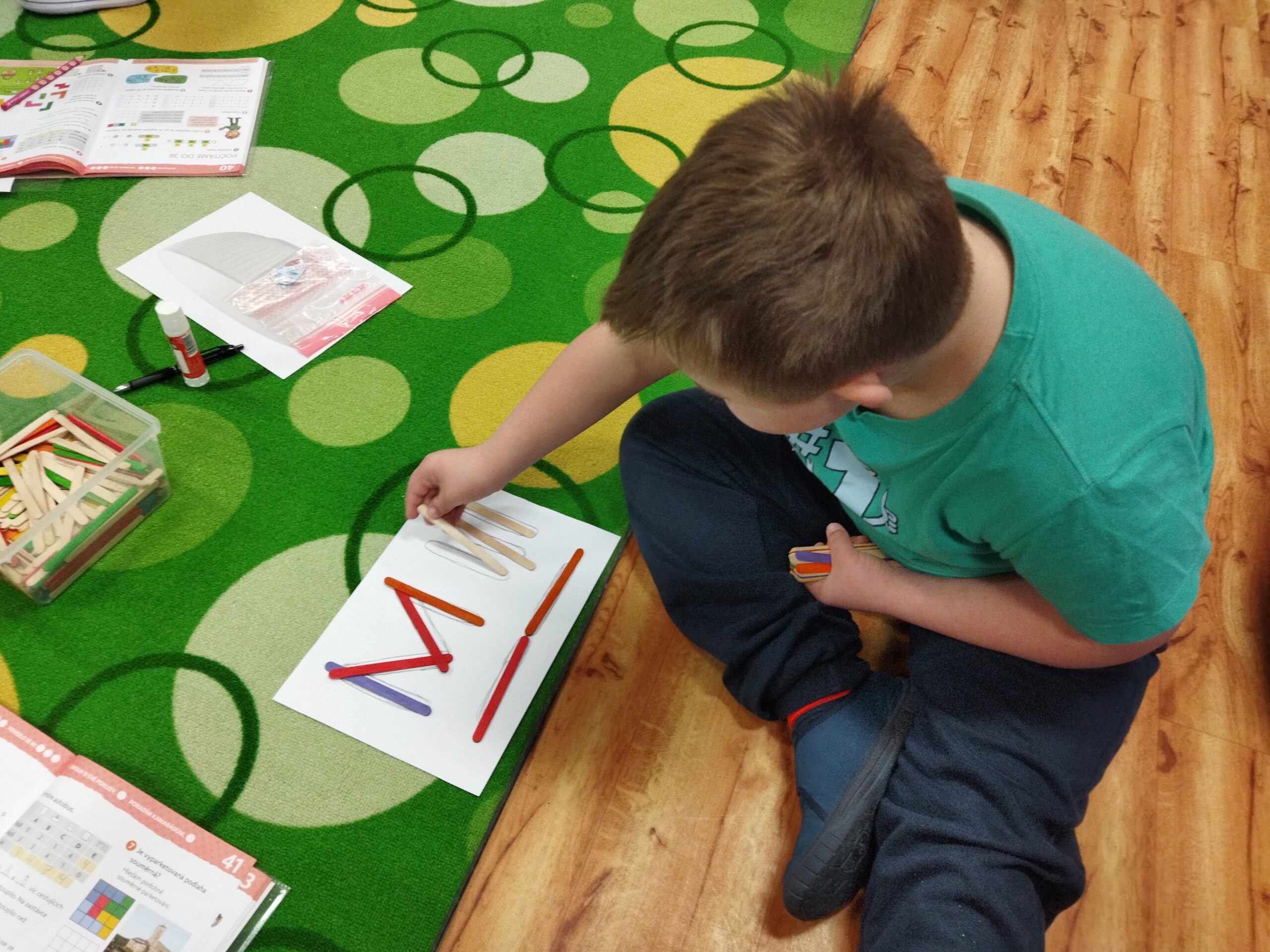 kindergarten-preschool-child-care-drawing-activity-picjumbo-com